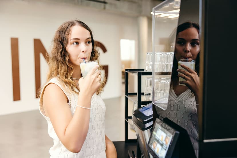 Eine Frau genießt ein Getränk