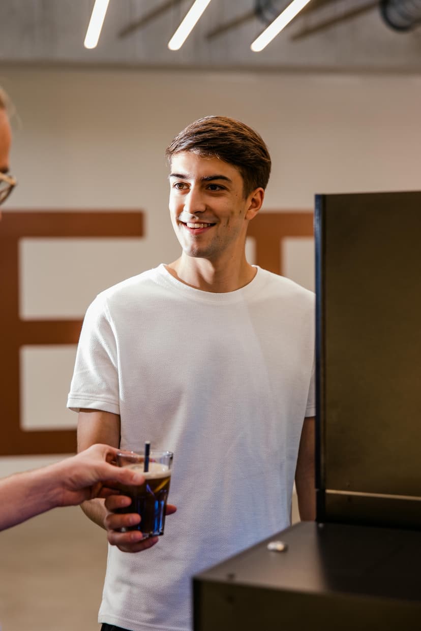 Ein Gast genießt ein Getränk