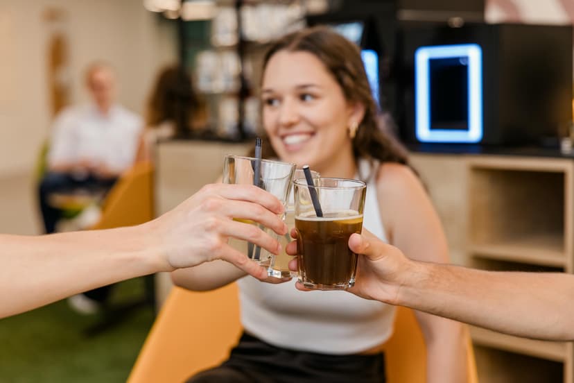 Junge Dame mit Getränk