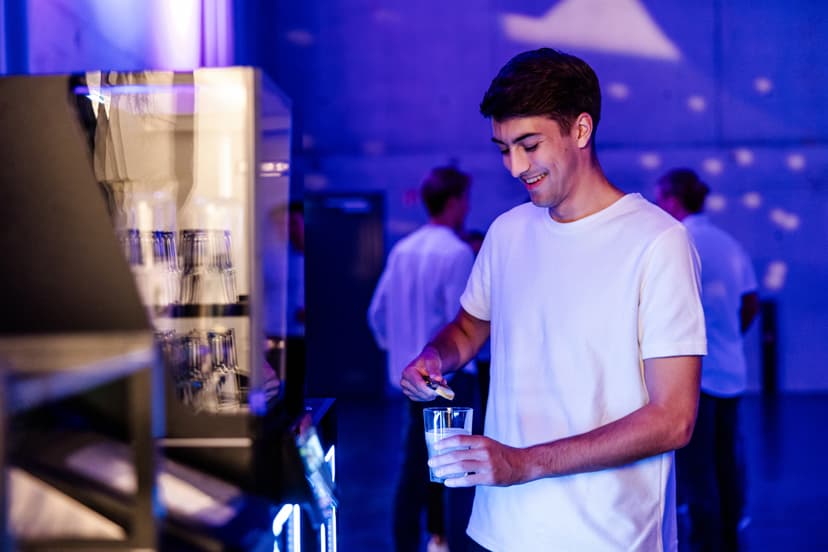 Ein Gast gibt eine Zitrone in sein Getränk